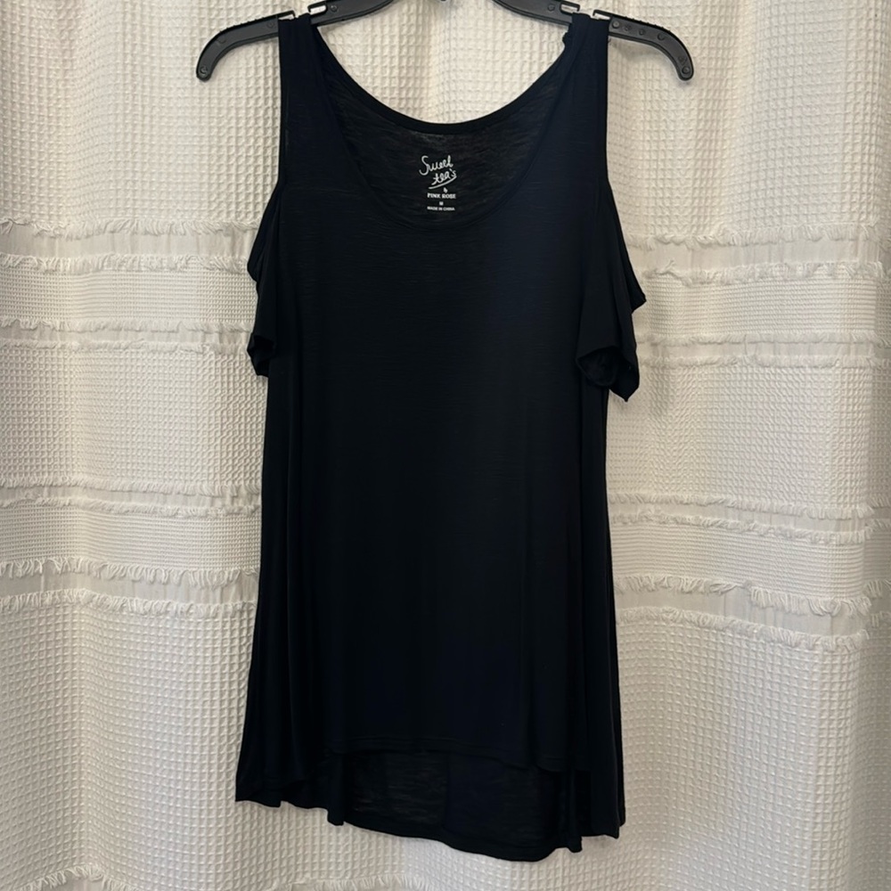 Black open sleeve tee
